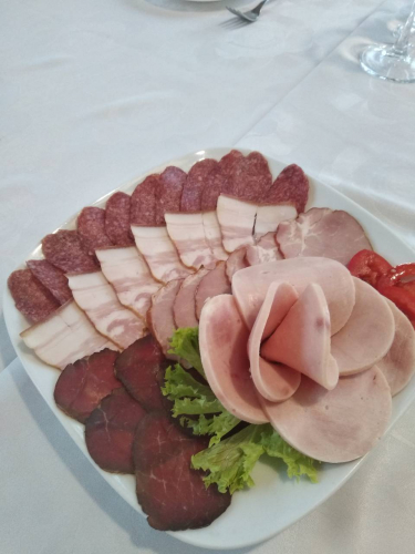 PLATOU DE MEZELURI